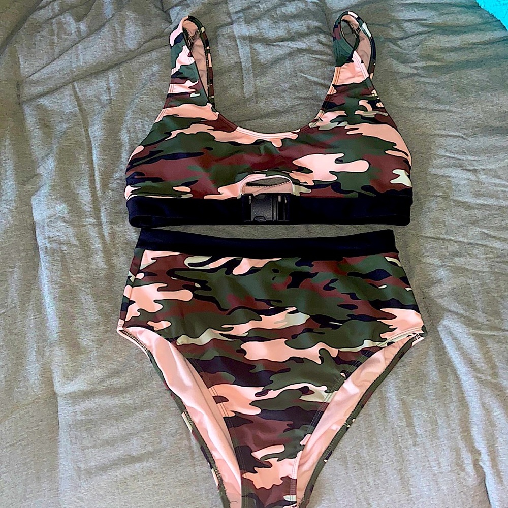 NWOT Camouflage Bikini Lg top and Med Bottom💓💓💓💓